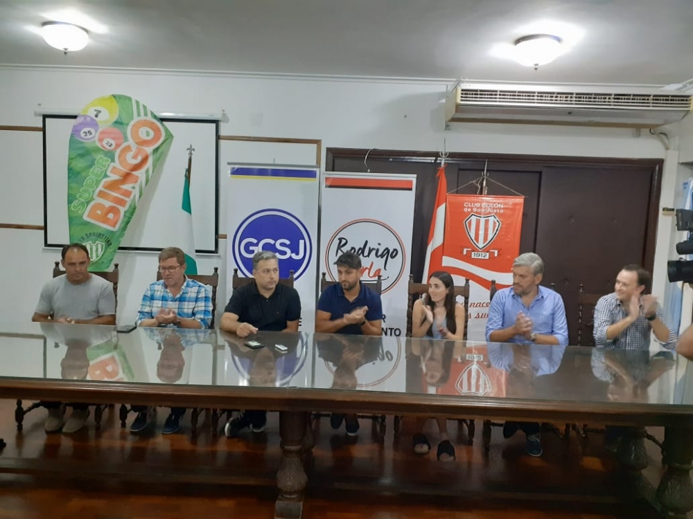 FUTBOL LOCAL: SE PRESENTARON ANOCHE EN EL SALON BLANCO MUNICIPAL LOS CLASICOS DE VERANO.