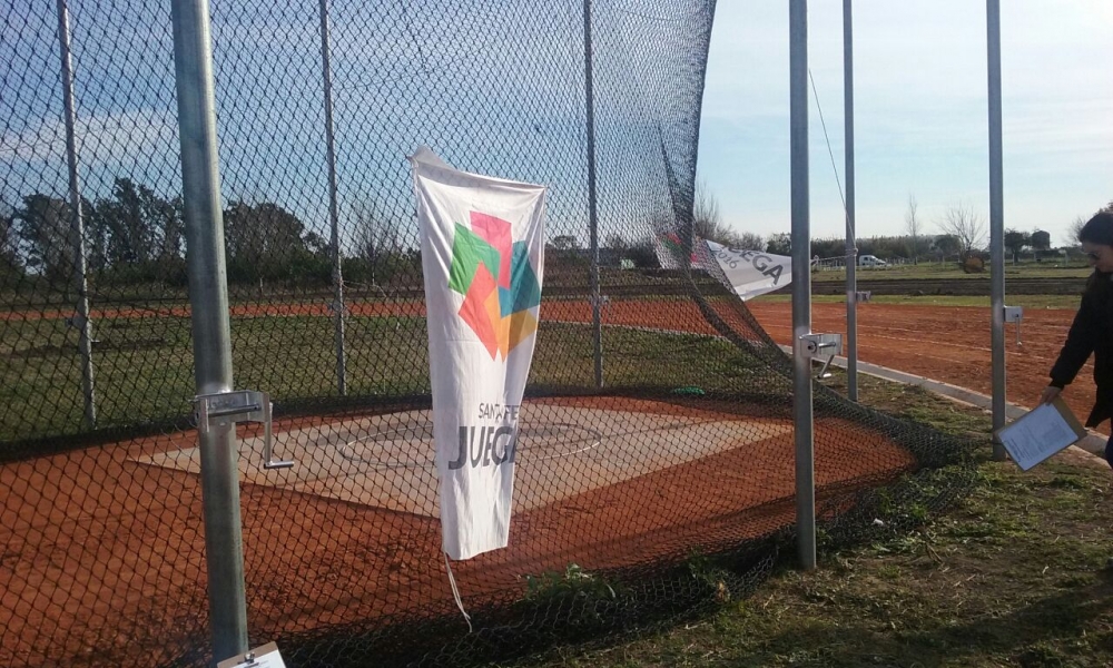 EN LA PISTA DE ATLETISMO DEL PARQUE MUNICIPAL RENE FAVALORO.