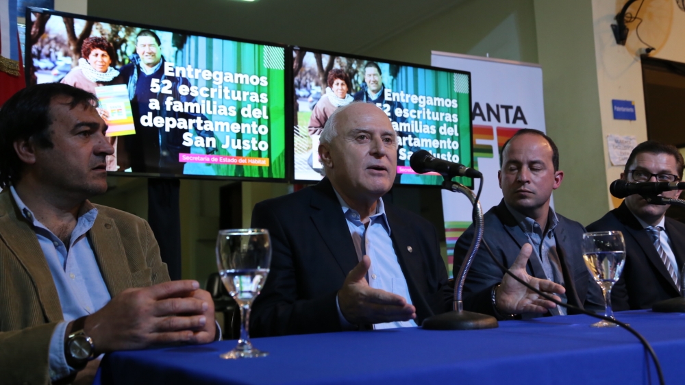  LIFSCHITZ ENTREGÓ ESCRITURAS A 52 FAMILIAS DEL DEPARTAMENTO SAN JUSTO.