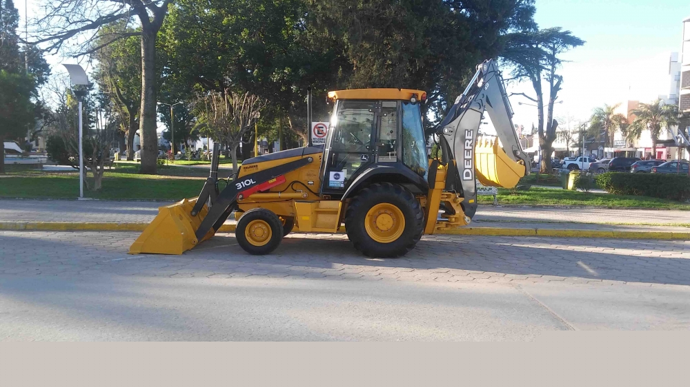 EQUIPAR SANTA FE: LA MUNICIPALIDAD DE SAN JUSTO RECIBIO UNA RETROEXCAVADORA.
