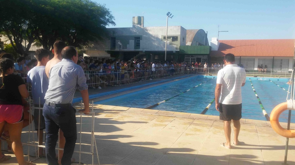 MAS DE DOS MIL CHICOS DE ESCUELAS SECUNDARIAS FINALIZARON LAS CLASES DE NATACION.