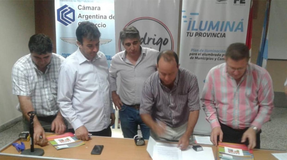 SAN JUSTO FIRMO AYER EL PROGRAMA “ILUMINA TU PROVINCIA” PRESENTADO POR EL SENADOR RODRIGO BORLA Y AUTORIDADES DE LA EMPRESA PROVINCIAL DE LA ENERGÍA.